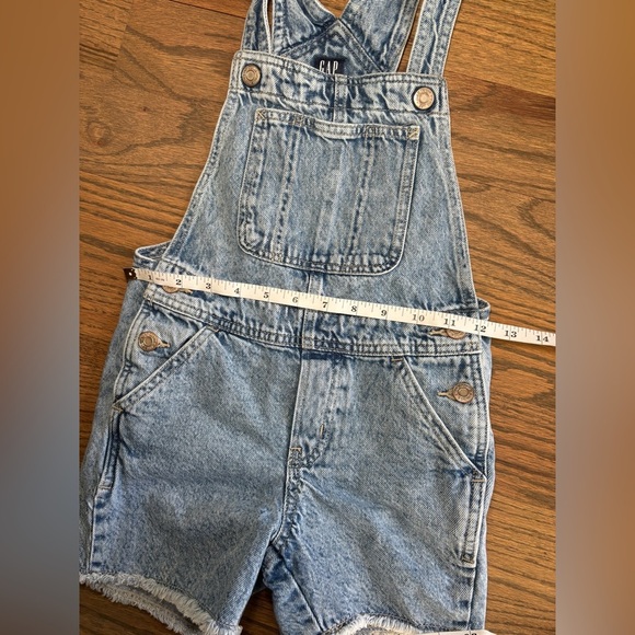 GAP Medium Wash Denim Overalls Kids Unisex Size‎ Medium (5) Cotton Frayed Hem - Picture 2 of 7